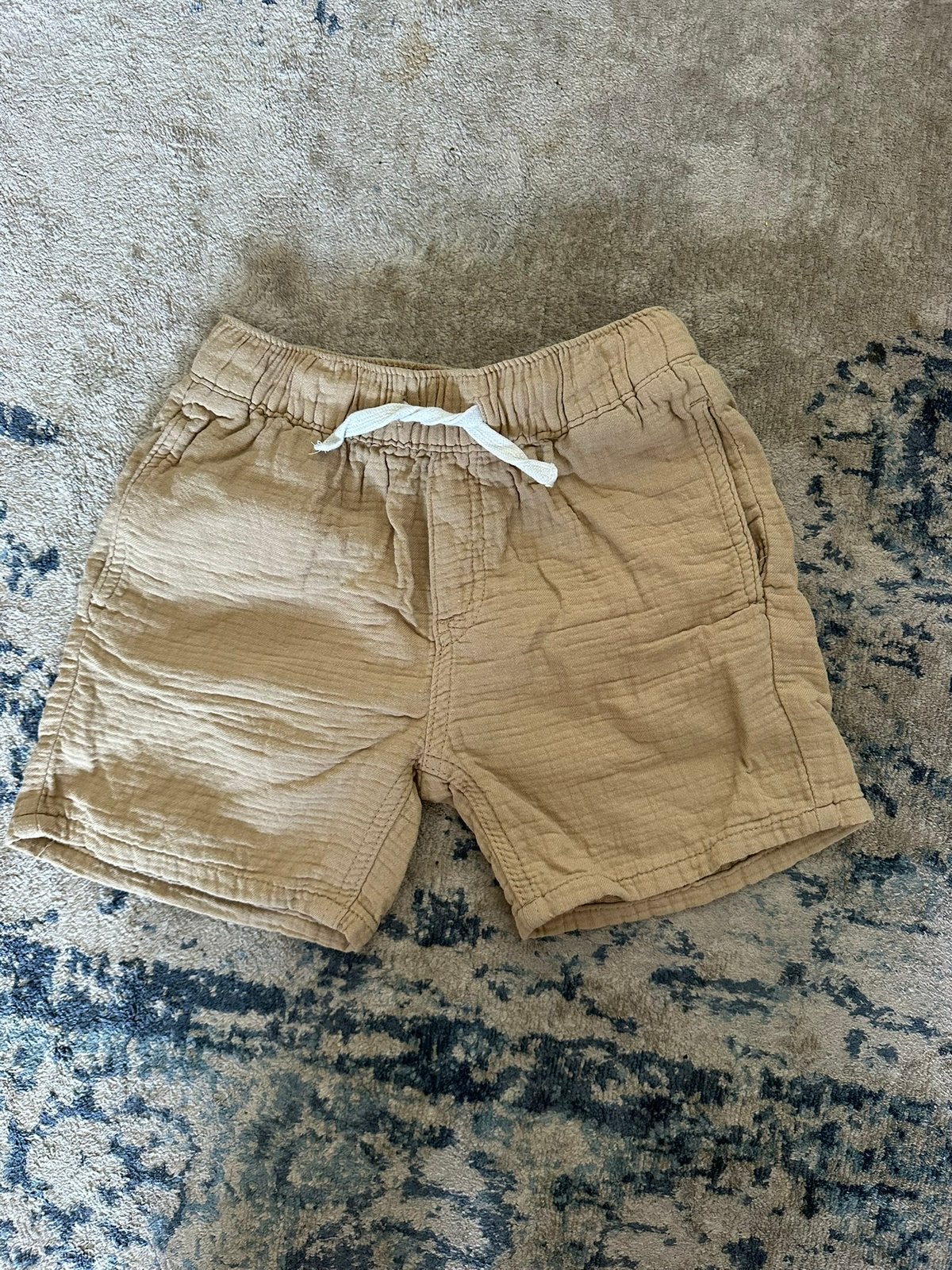 Mooie beige korte broek / short H&M maat 98, Ophalen of Verzenden, Zo goed als nieuw, Jongen, Broek