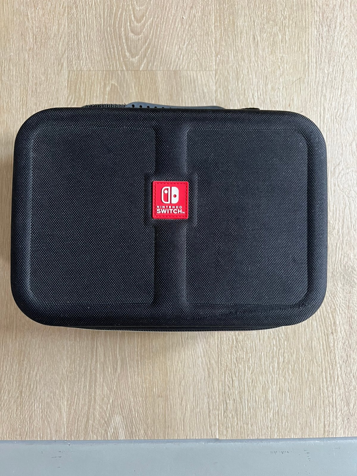 Nintendo switch opbergbox + twee mini grips, Ophalen of Verzenden, Zo goed als nieuw, Switch, Overige controllers