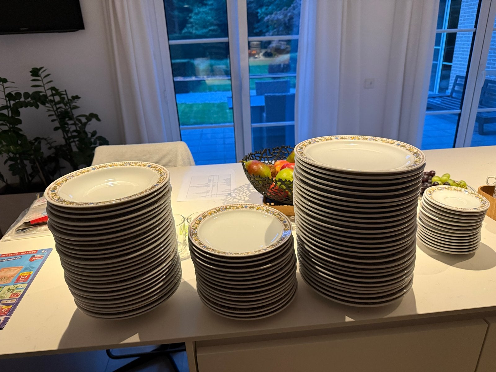 Servies set - Borden, kommen en kopjes, Klassiek, Ophalen of Verzenden, Zo goed als nieuw, Porselein