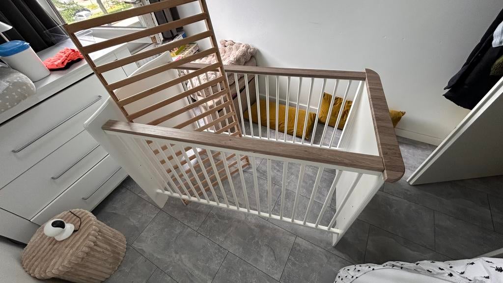 Mooi wit babybedje 60x120 – nette staat, Kinderen en Baby's, Kinderkamer | Bedden, Ophalen, Zo goed als nieuw, Lattenbodem, Minder dan 140 cm
