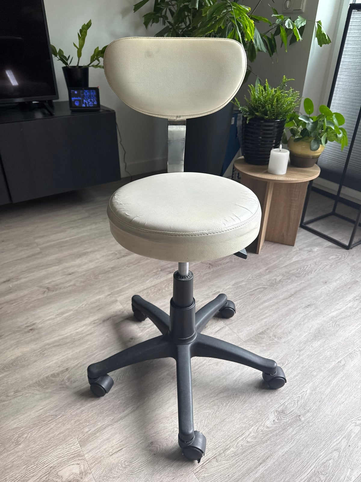 Witte tabouret met rugleuning en wieltjes