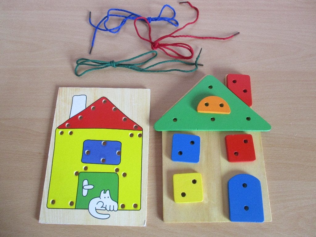 Houten rijgplankjes - huisjes. Speelgoed., Ophalen of Verzenden, Zo goed als nieuw, Puzzelen