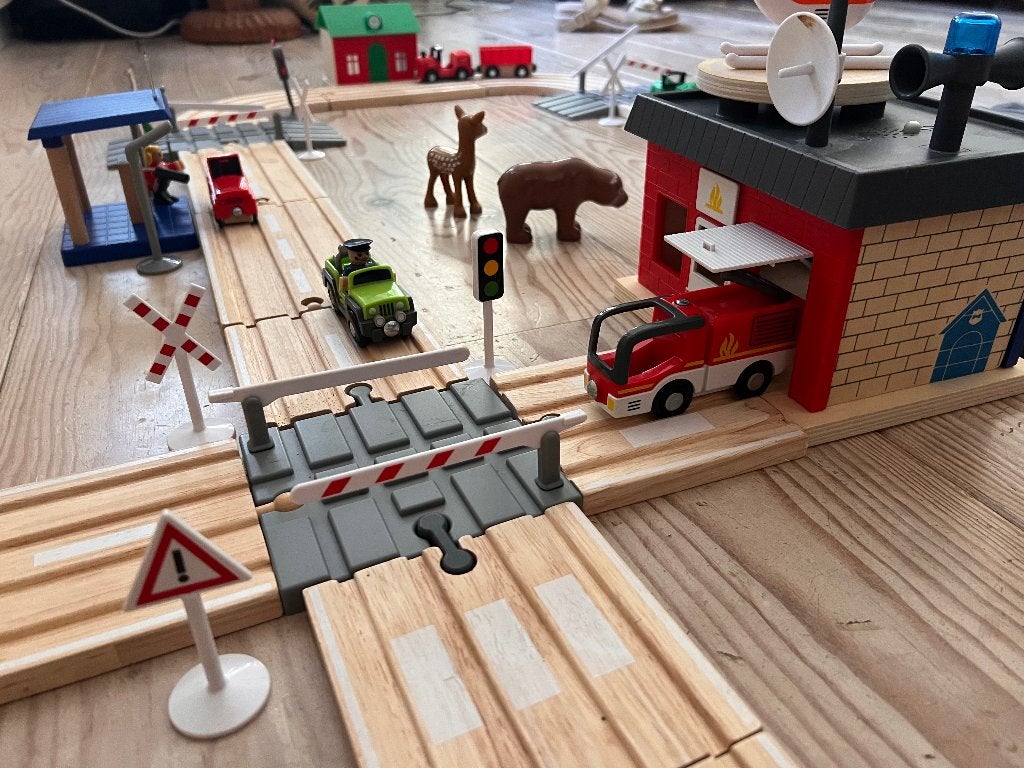 Houten treinbaan met veel rails, voertuigen en accessoires, Kinderen en Baby's, Speelgoed | Houten speelgoed, Ophalen of Verzenden