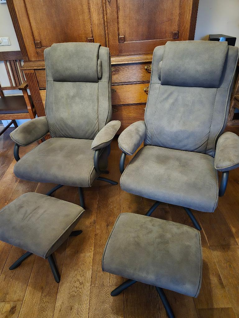 2 Grijze draaistoelen met voetenbankjes, Huis en Inrichting, Fauteuils, Ophalen, Zo goed als nieuw, Minder dan 75 cm, 50 tot 75 cm