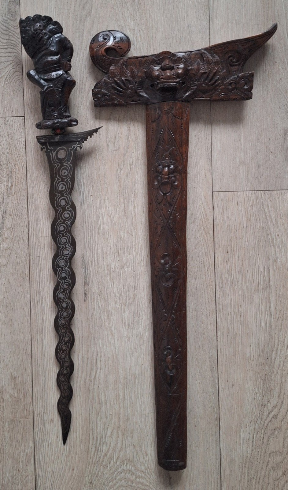 Antieke Indonesische Kris met gedetailleerd houtsnijwerk, Hout, Handgemaakt, Ophalen of Verzenden, Indonesië