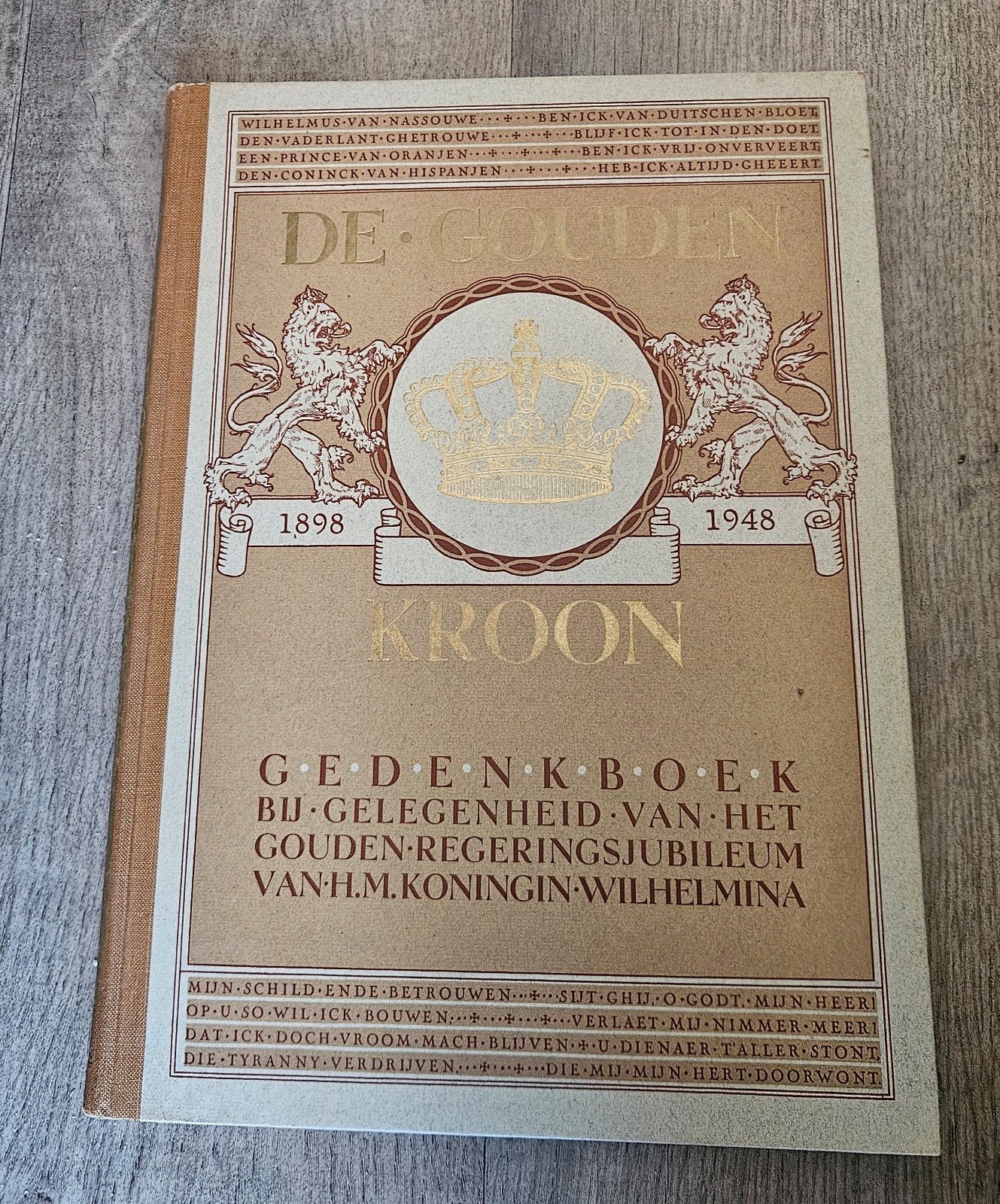 De gouden kroon. Gedenkboek 50 jaar Wilhelmina op de troon, Ophalen of Verzenden, Zo goed als nieuw, Nederland, Tijdschrift of Boek