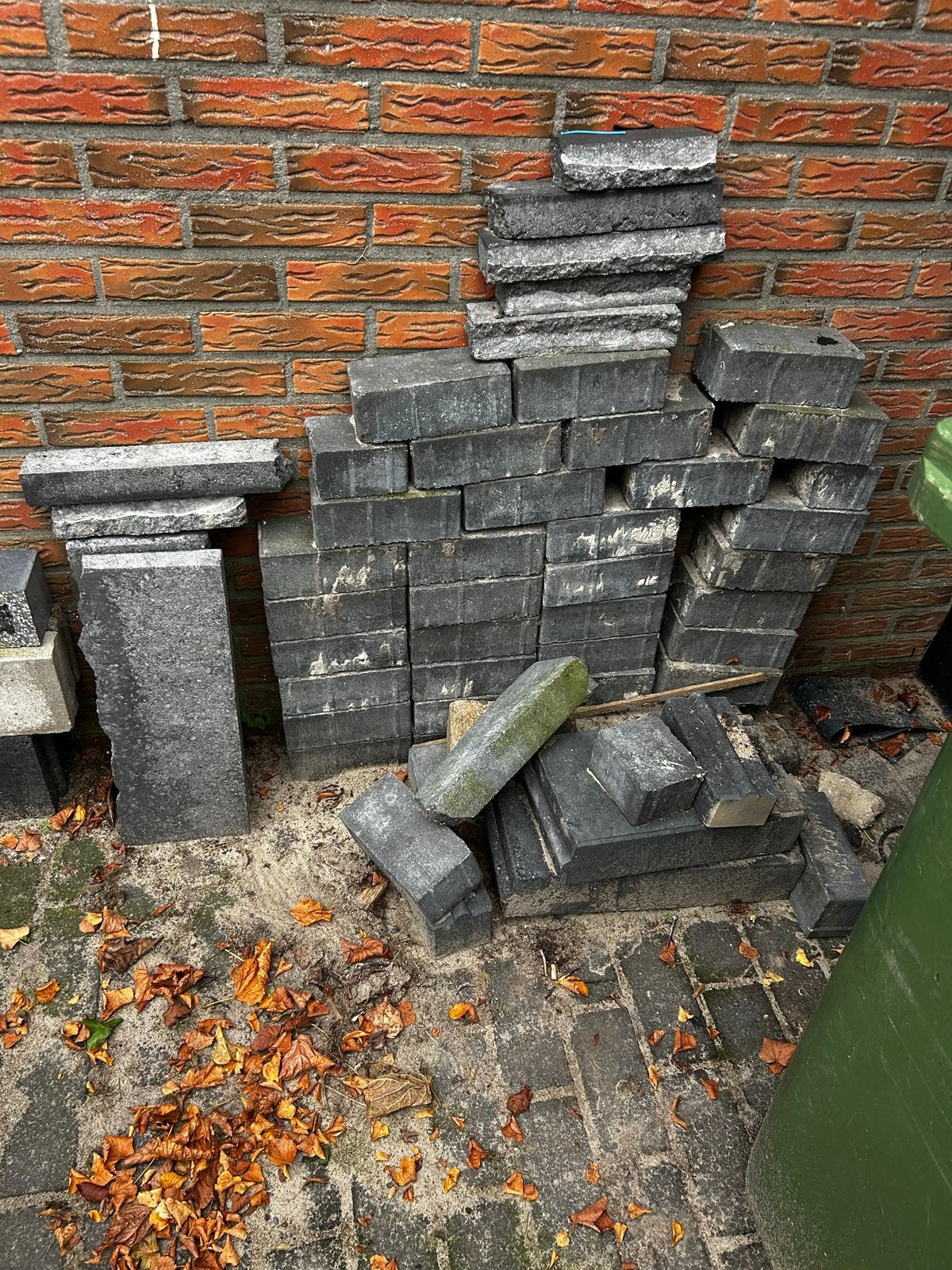 Gratis af te halen: Klinkers en opsluitbanden, Ophalen, Gebruikt, Beton, Klinkers