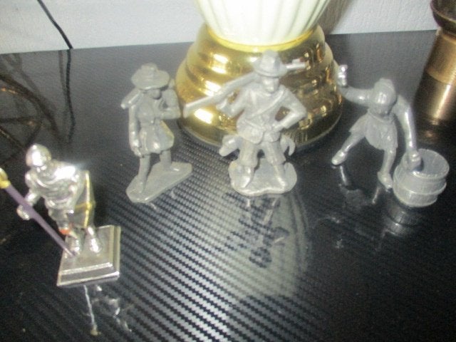 4 tinnen/bronzen figuren, Ophalen
