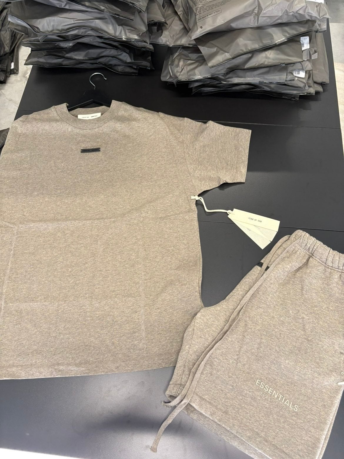 Fear of God Essentials T-shirt en short set - Nieuw, Maat 48/50 (M), Beige, Nieuw, Ophalen of Verzenden