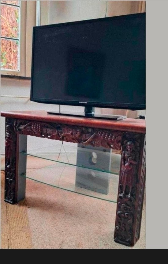 Elegant TV-meubel met houtsnijwerk en glazen planken, Ophalen