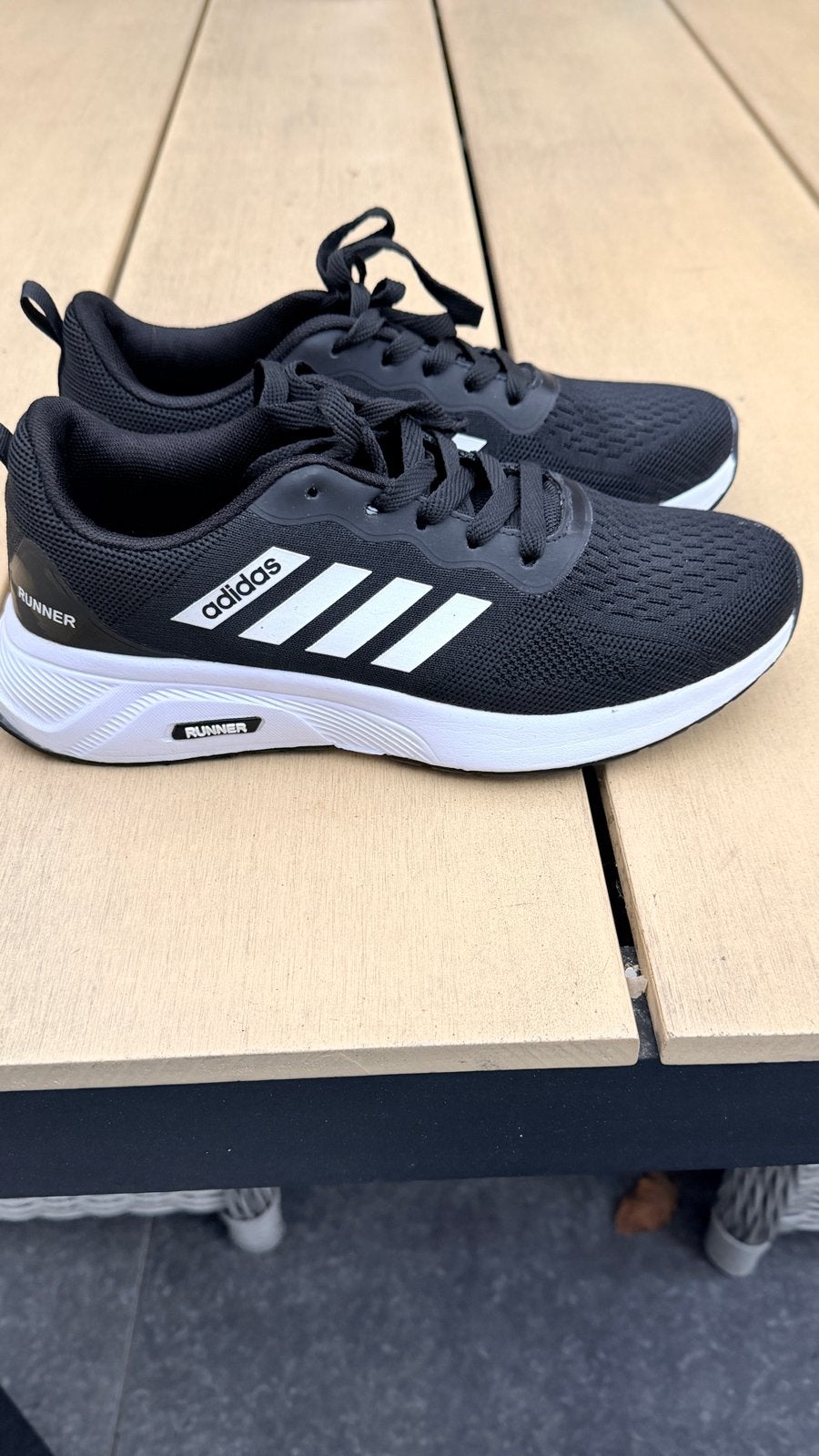 Adidas Runner sneakers maat 42 - Zwart met wit, Ophalen of Verzenden, Nieuw, Zwart, Sneakers of Gympen