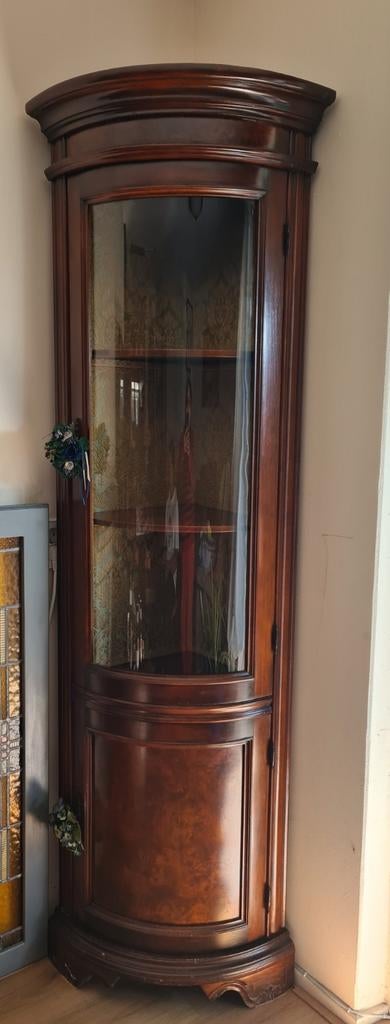 Klassieke hoekvitrine/Servieskast notenhout., Huis en Inrichting, Kasten | Vitrinekasten, Ophalen, 25 tot 50 cm, 200 cm of meer