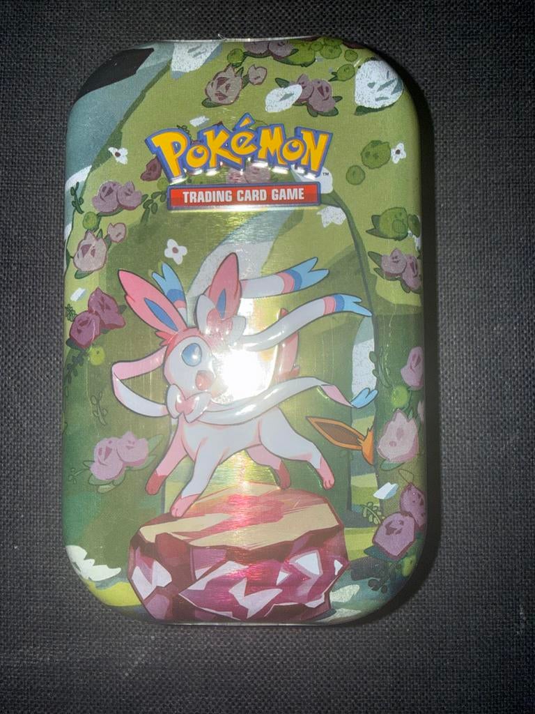 Pokémon TCG Sylveon Tin, Ophalen of Verzenden, Zo goed als nieuw, Overige typen
