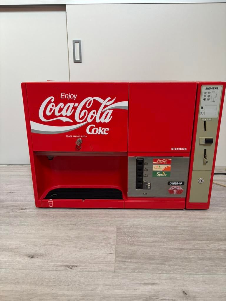 Een vintage Coca-Cola automaat, geproduceerd door Siemens., Verzamelen, Ophalen, Huis en Inrichting