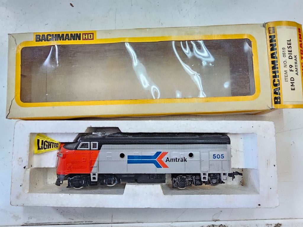 Modeltrein Ho Bachmann AMTRAK EMD F9 USA locomotief, Ophalen of Verzenden, Gelijkstroom, Locomotief, Roco