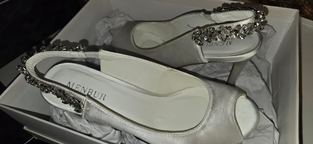 Elegante witte pumps van Menbur, Ophalen, Pumps, Wit, Zo goed als nieuw