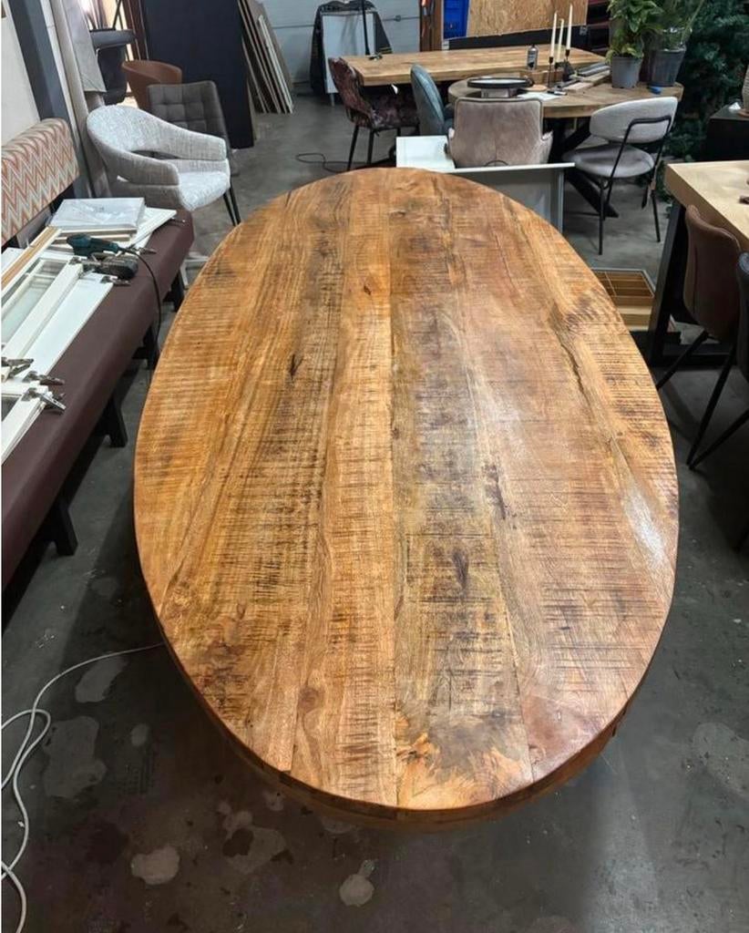 Ex showroom eettafels: ovaal, rond, rechthoekig, boomstam, 100 tot 150 cm, 200 cm of meer, Zo goed als nieuw, Vijf personen of meer