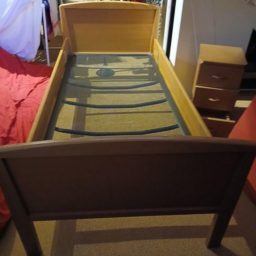 Eenpersoons bed eiken met eiken  nachtkastje, Huis en Inrichting, Slaapkamer | Nachtkastjes, Ophalen, Overige materialen, 70 cm of meer