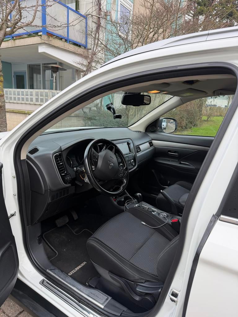 Mitsubishi Outlander 2.2 Di-d 4WD 2016 Wit, Auto's, Mitsubishi, Automaat, Stof, 4 cilinders, 2000 kg
