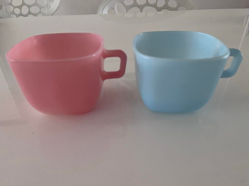 Twee vintage koffiekoppen/mokken melkglas roze/blauw Opale!, Ophalen of Verzenden, Overige stijlen, Kop(pen) en/of Schotel(s)