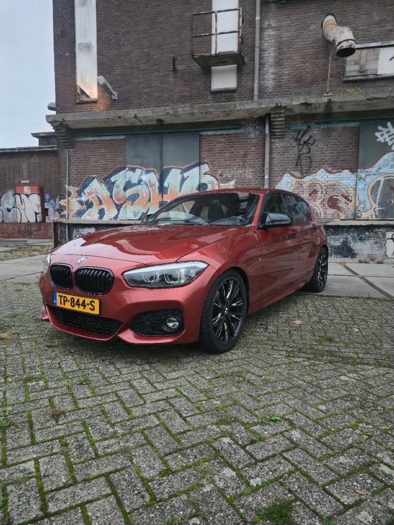 BMW 1-Serie 118i 136pk Aut 2018 shadow pakket, Auto's, BMW, 65 €/maand, Overige kleuren, 650 kg, Particulier