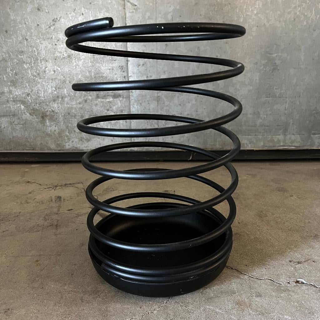 Zwart metalen spiraal paraplubak stokkenbak, Huis en Inrichting, Woonaccessoires | Paraplubakken, Zo goed als nieuw, Metaal, Ophalen of Verzenden