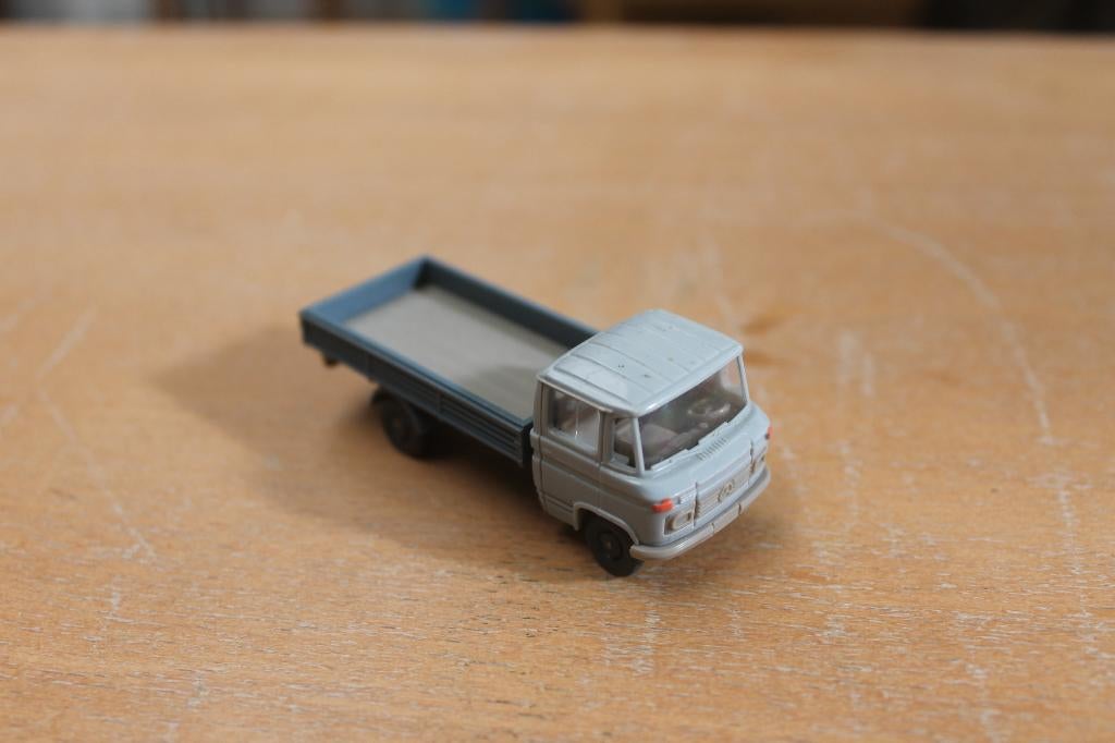 Zilvergrijze Mercedes L 408 met laadbak (Wiking), Ophalen of Verzenden, Gebruikt, Bus of Vrachtwagen, Wiking
