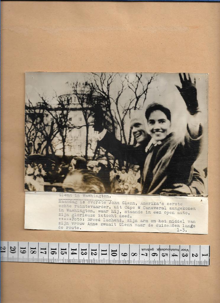 oude pers foto eerste echte ruimtevaarder  18 cm x 12 cm, 1960 tot 1980, Gebruikt, Foto, Ophalen of Verzenden