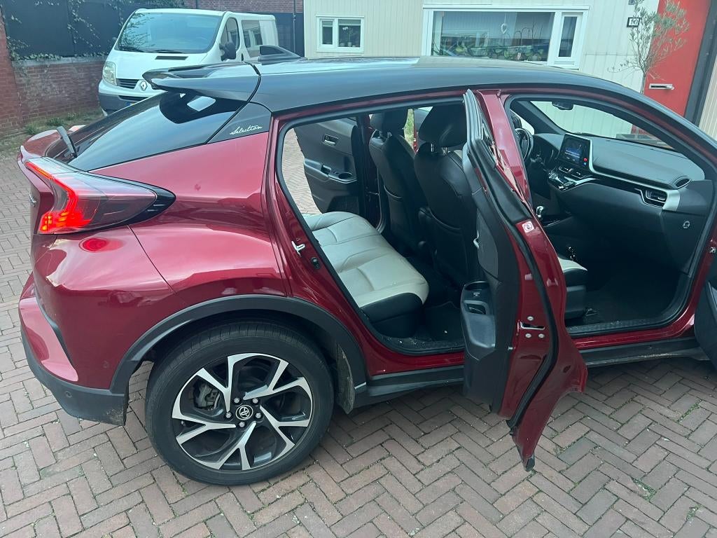 Toyota C-HR 1.8 Hybrid 122pk CVT 2019 Rood, Auto's, 725 kg, 4 cilinders, 98 pk, 75 €/maand
