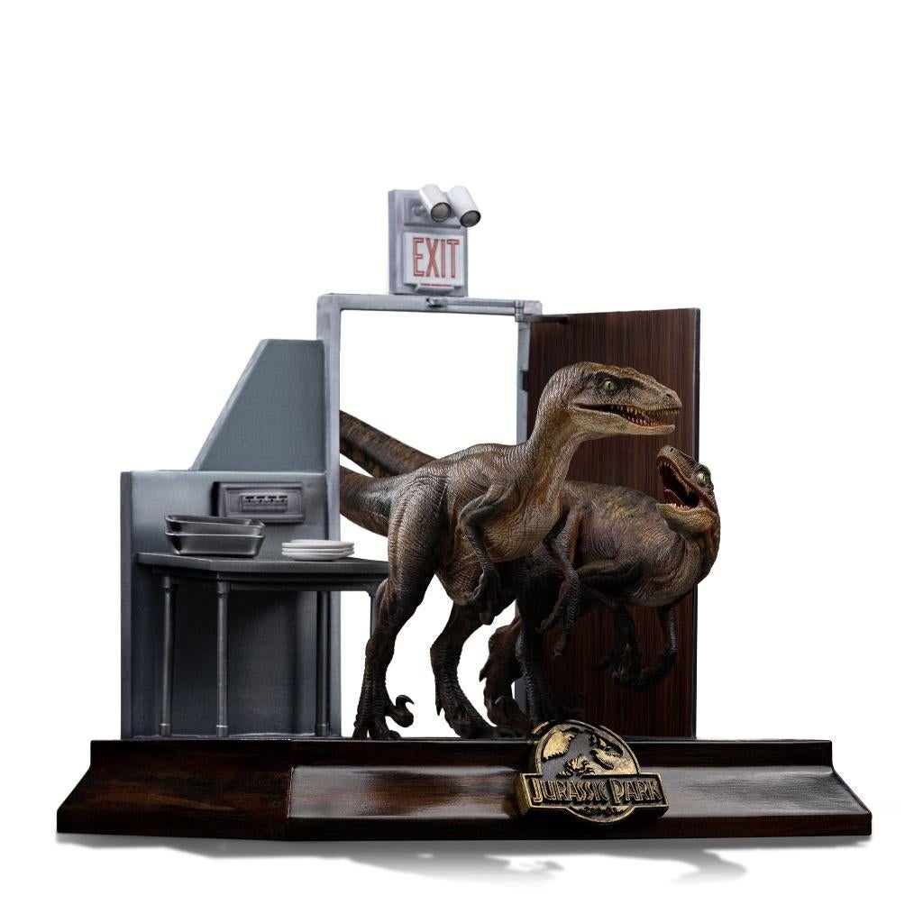 Iron Studios Jurassic Park Statue Raptors at Kitchen Door, Beeldje, Replica of Model, Nieuw, Ophalen of Verzenden, Film