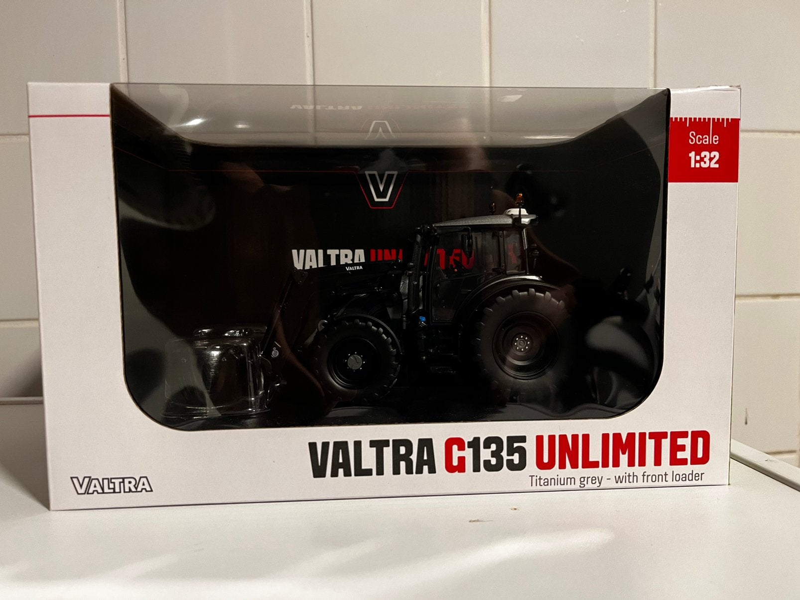 Valtra G135 Zwart met voorlader UH, Ophalen of Verzenden, Nieuw, Tractor of Landbouw, Universal Hobbies