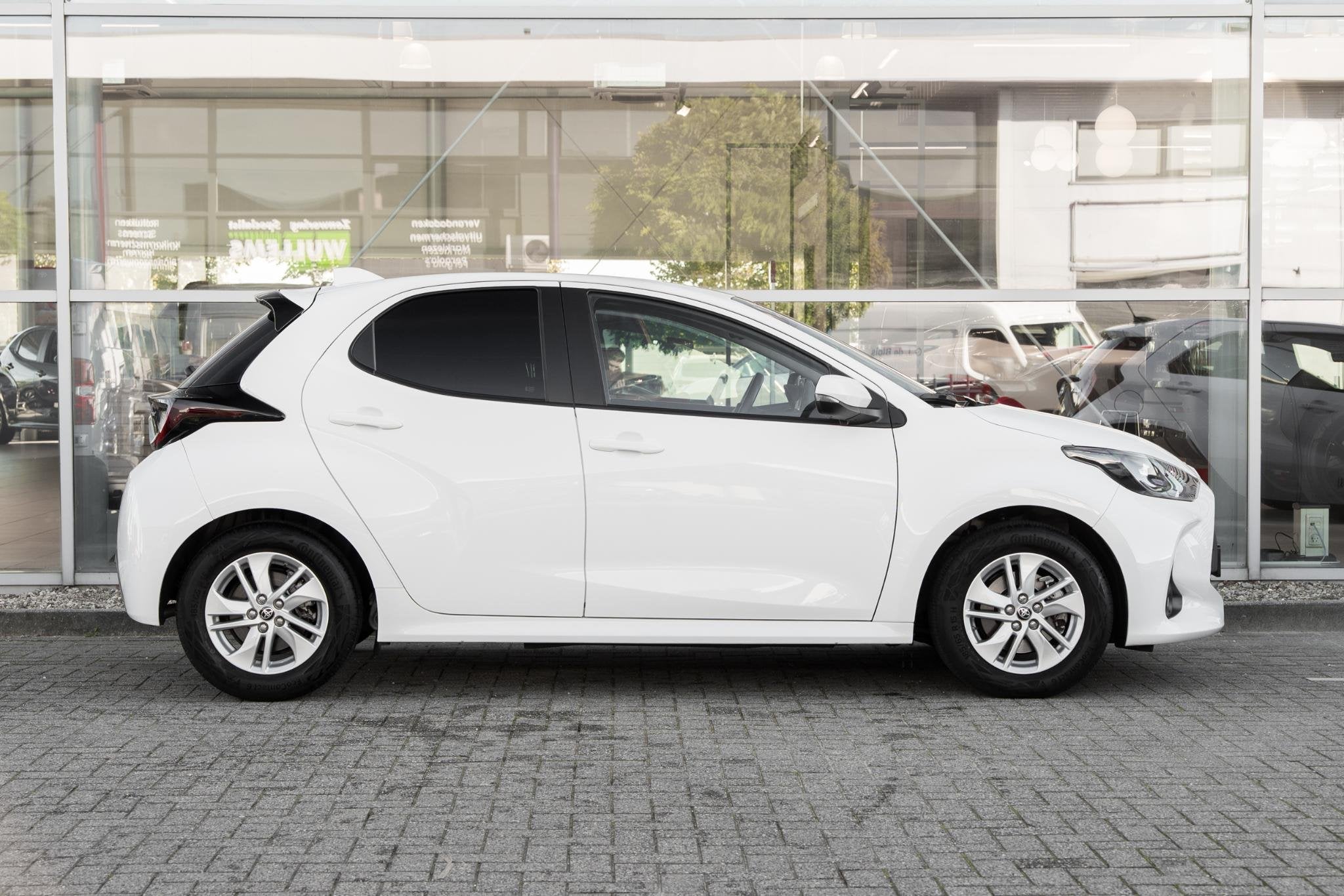 Toyota Yaris 1.5 Hybrid 115 Active, Auto's, Gebruikt, Bedrijf, Hybride Elektrisch/Benzine, 3 cilinders