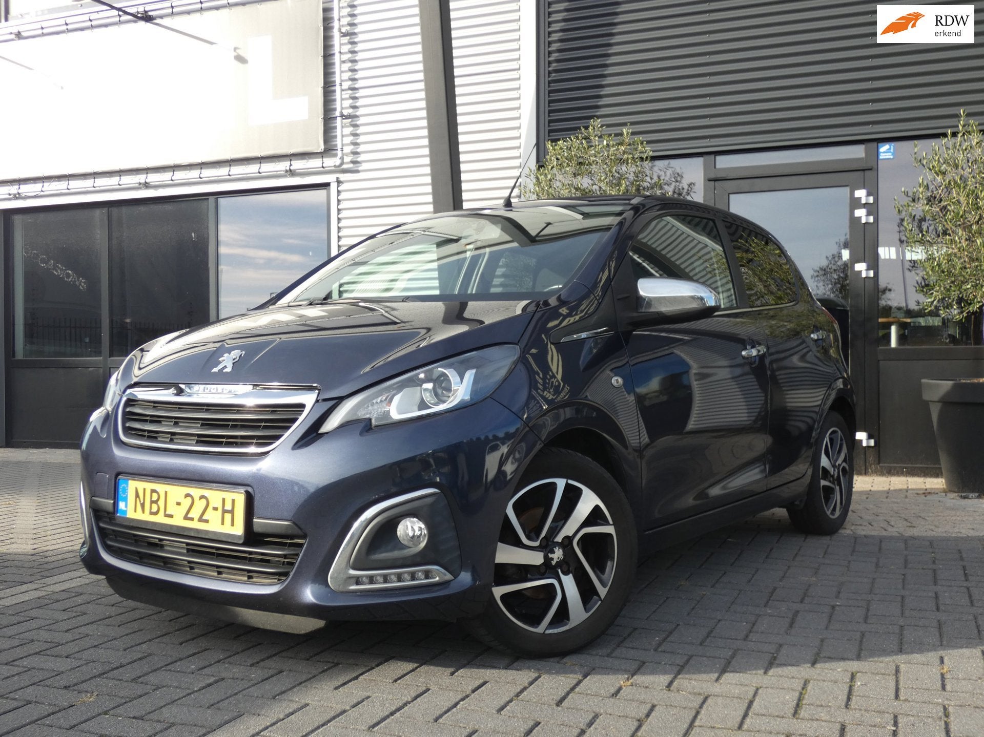 Peugeot 108 1.2 Puretech TOP! Roland Garros Achteruitrijcame, Voorwielaandrijving, Gebruikt, Euro 6, 1199 cc