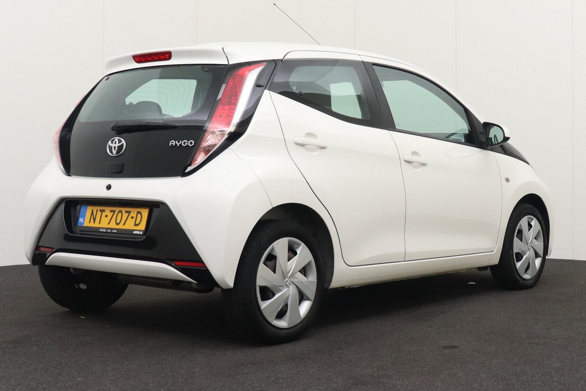 Toyota Aygo 1.0 VVT-i x-play Camera Bluetooth LED (bj 2017), Auto's, Toyota, Voorwielaandrijving, Stof, Gebruikt, 4 stoelen