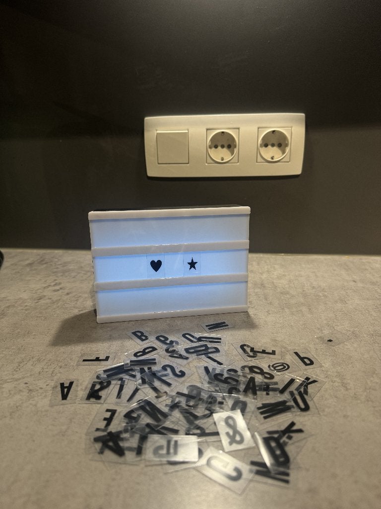 LED Lightbox with letters – Cinema Light Box, Huis en Inrichting, Woonaccessoires | Tekstborden en Spreuken, Zo goed als nieuw