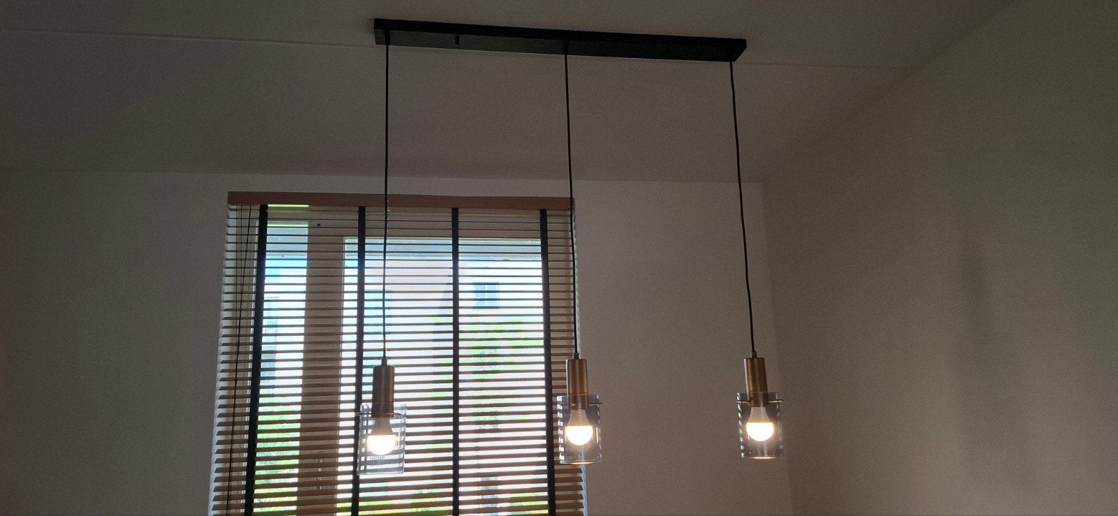Hanglamp met 3 hangers en 3 slimme Action peertjes, Huis en Inrichting, Lampen | Hanglampen, Ophalen