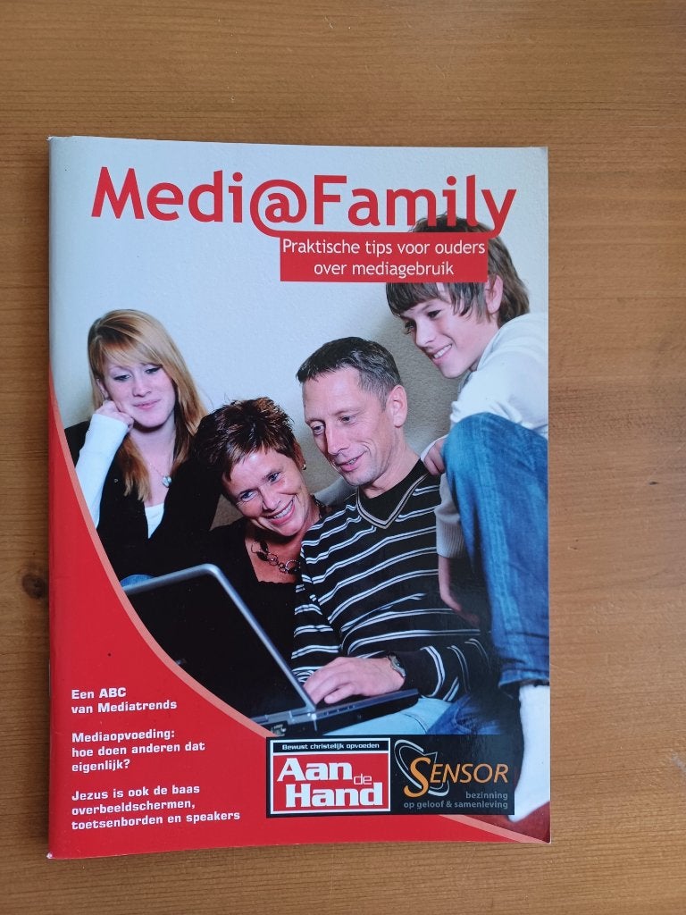 Media en Family - praktische tips over mediagebruik, Boeken, Ophalen of Verzenden, Gelezen, Opvoeding vanaf 10 jaar, Ronald Koops/ Tamme Spoelstra/ Anneloes van Beesten