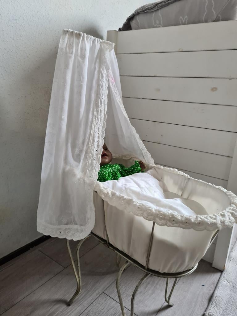 Vintage poppenwieg met hemeltje en pop, Kinderen en Baby's, Speelgoed | Poppen, Gebruikt, Babypop, Ophalen of Verzenden