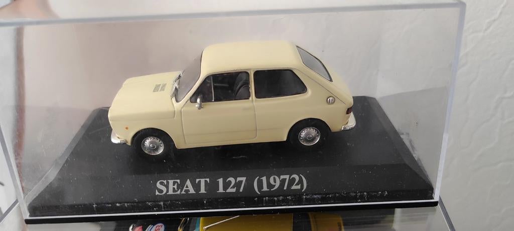 Seat 127 beige 1972 1:43 in vitrinedoosje (zeldzaam), Hobby en Vrije tijd, Modelauto's | 1:43, Ophalen of Verzenden, Auto, Overige merken