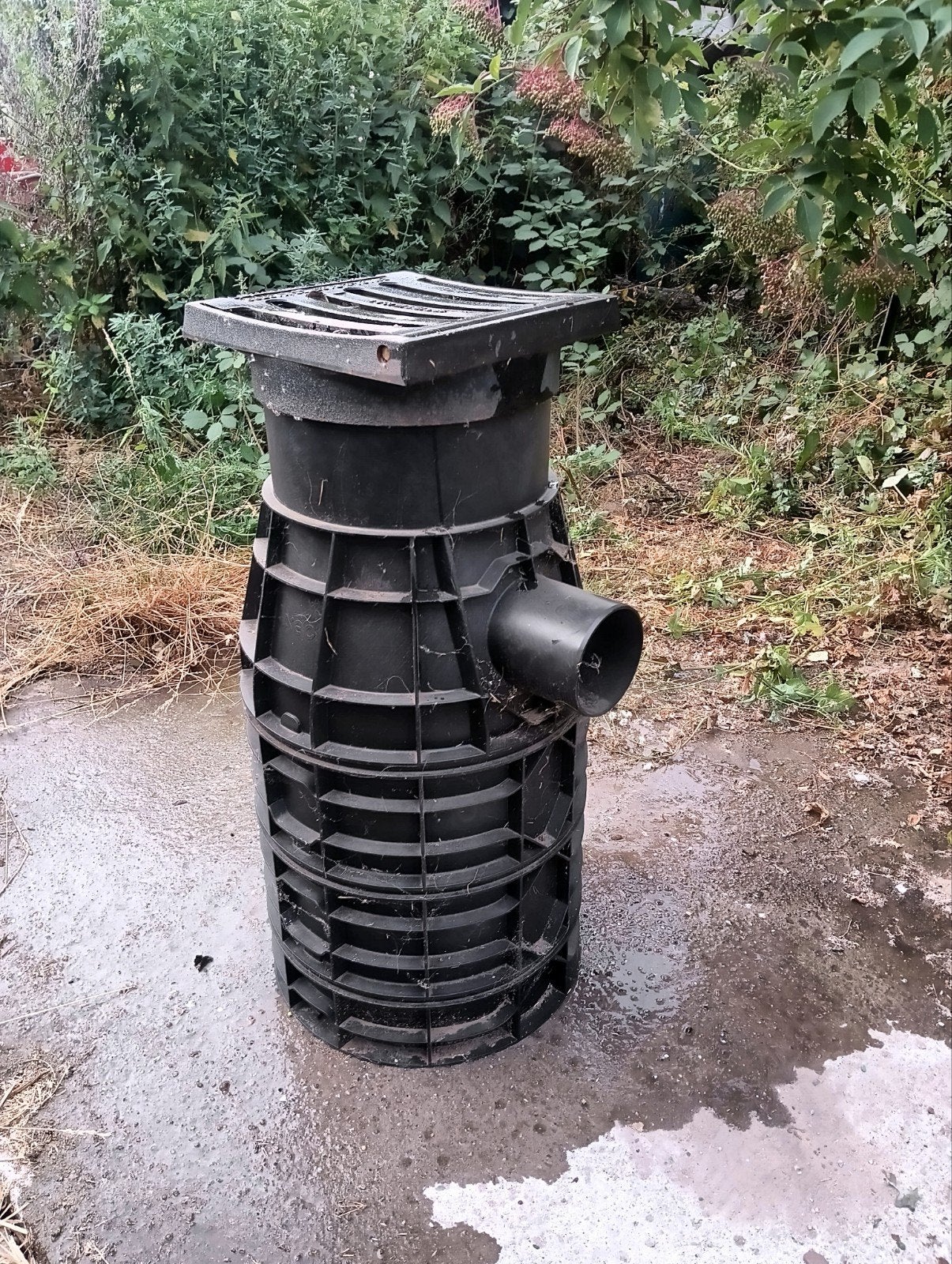 Zwarte afvoerput met rooster - Gebruikt, Doe-het-zelf en Verbouw, Buizen en Afvoer, Ophalen, Minder dan 2 meter, 80 mm of meer