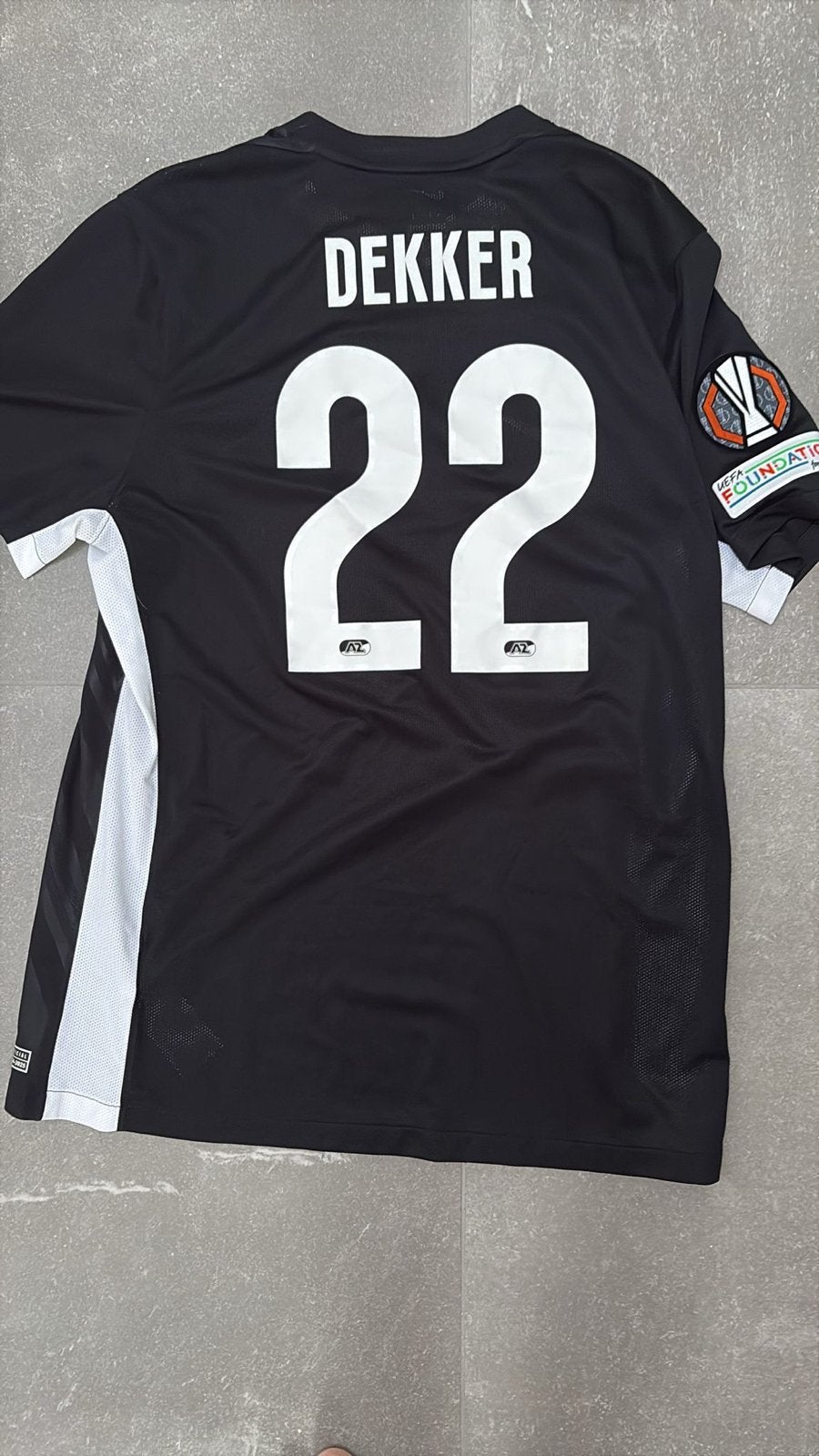 AZ Foundation Voetbalshirt - Dekker 22, Maat 52/54 (L), Zwart, Ophalen of Verzenden, Zo goed als nieuw