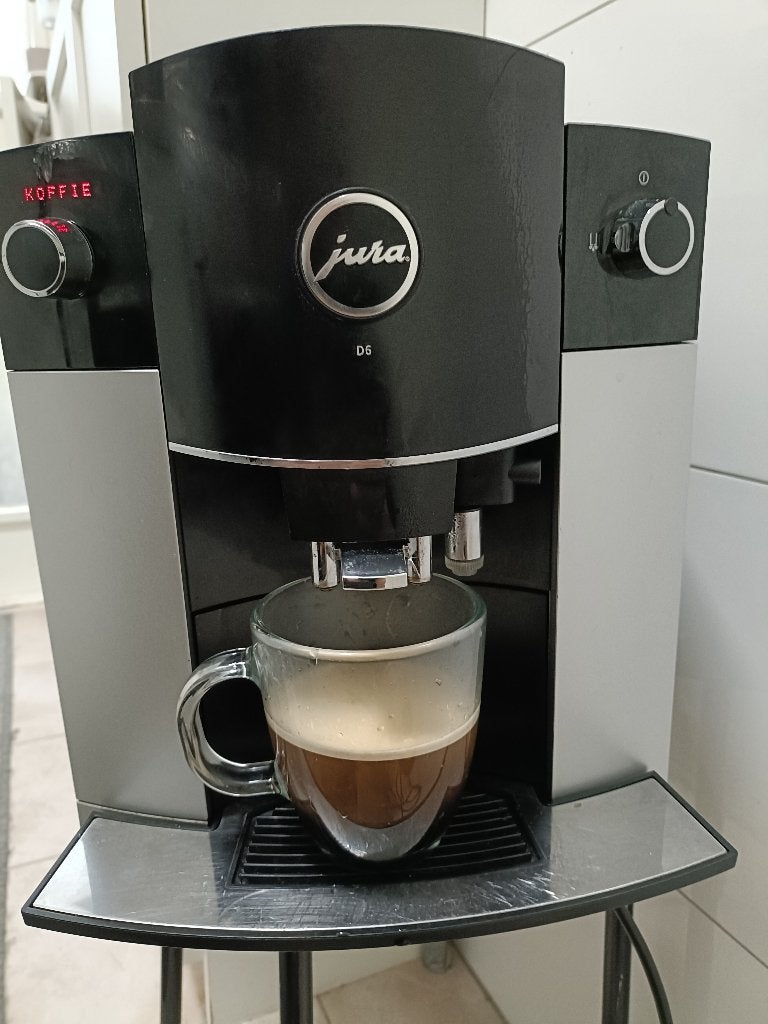 Te koop Jura d6 koffiemachine, Gebruikt, Koffiemachine, Ophalen of Verzenden, Afneembaar waterreservoir