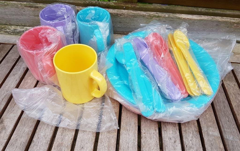Campingset, 4 borden, 4 bekers, 4 bestekjes, Ophalen of Verzenden, Nieuw