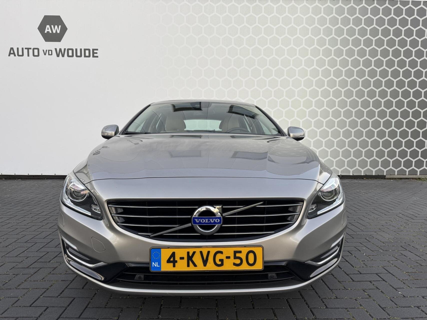 Volvo V60 2.4 D6 AWD Plug-In Hybrid Summum Trekhaak Leer, Auto's, Volvo, Automaat, Beige, Vierwielaandrijving, Te koop
