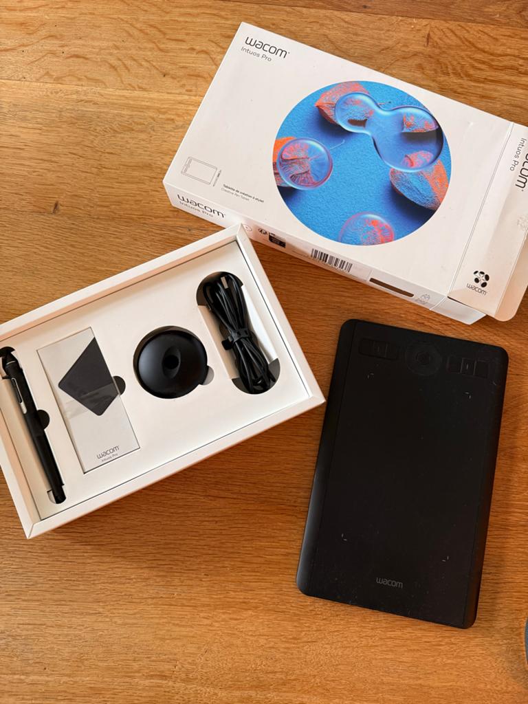Wacom Intuos Pro tekentablet - Zo goed als nieuw, Computers en Software, Tekentablets, Ophalen of Verzenden, Zo goed als nieuw