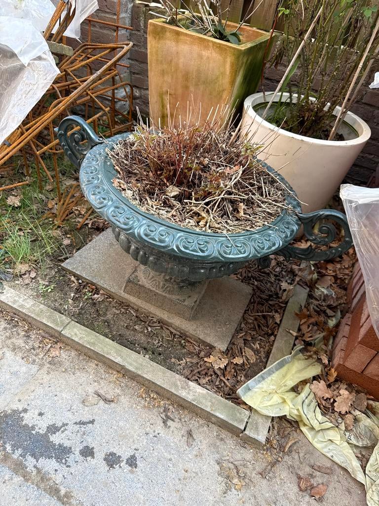 Gietijzeren bloempot, let op heel erg zwaar!, Tuin en Terras, Bloembakken en Plantenbakken, Ophalen, Gebruikt, Minder dan 60 cm