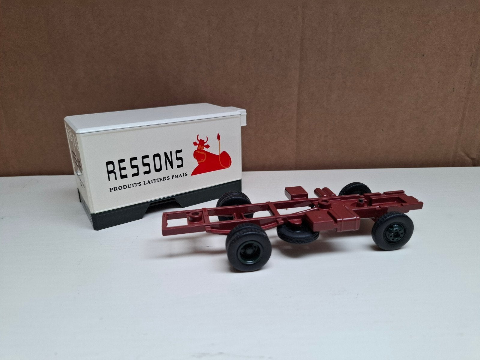 IXO 1:43  vrachtwagen bak + chassis, Hobby en Vrije tijd, Modelauto's | 1:43, Ophalen of Verzenden, Zo goed als nieuw, Bus of Vrachtwagen