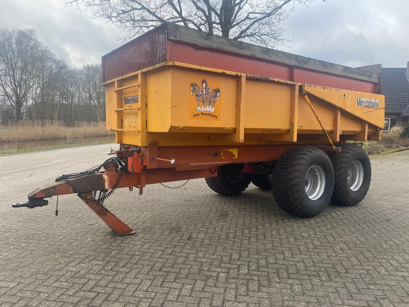 Veenhuis 11 tons kieper, Ophalen, Transport