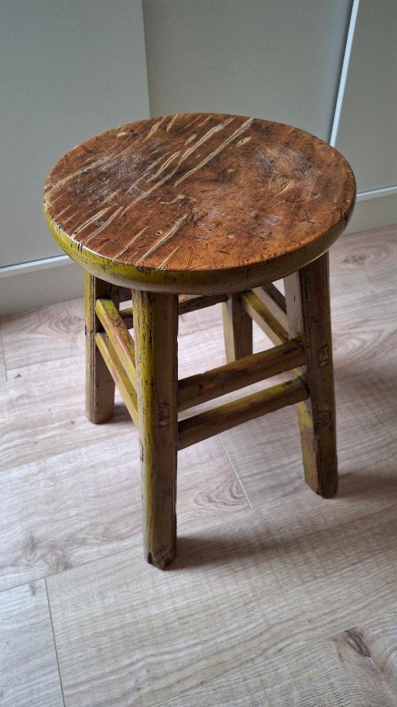 Oude houten kruk, Ophalen