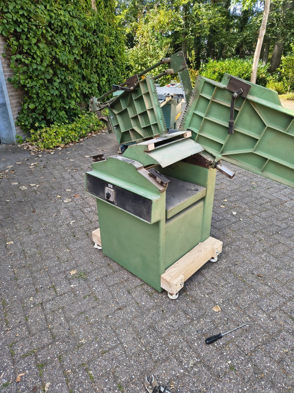 zaagmachine en vlakvandiktebank, Ophalen